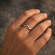 Wavy srebrny pofalowany pierścionek.jpg