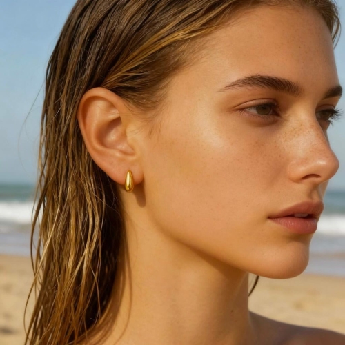 minimalist-touch-drobne-zlote-kolczyki-w-minimalistycznym-stylu-pearlippines-bizuteria-6169692.jpg