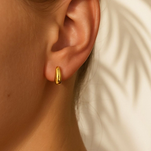 minimalist-touch-drobne-zlote-kolczyki-w-minimalistycznym-stylu-pearlippines-bizuteria-114307.jpg