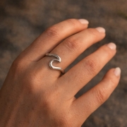 Wodoodporny Pierścionek PLENA Wave srebrny.jpg