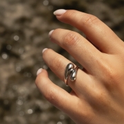 Wodoodporny pierścionek PLENA Flow srebrny closeup.jpeg