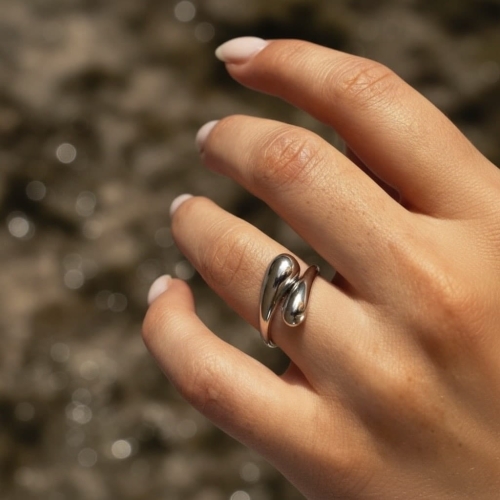 Wodoodporny pierścionek PLENA Flow srebrny closeup.jpeg