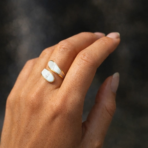 Wodoodporny pierścionek Veya biały.jpg