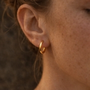 Kolczyki Daily złote kolczyki closeup.jpeg