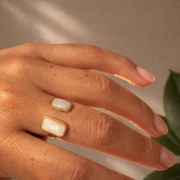 Pierścionek PLENA Arco biały3.jpg