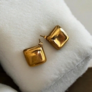 dune-glow-zlote-kolczyki-w-ksztalcie-wypuklego-rombu-pearlippines-bizuteria-235642.jpg