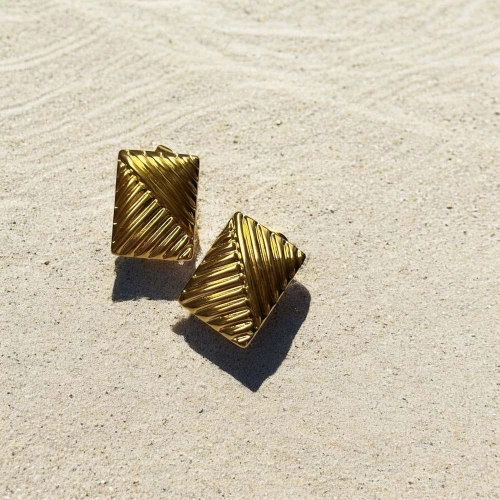 bold-lines-zlote-prostokatne-kolczyki-o-wyrazistej-fakturze-pearlippines-bizuteria-381403.jpg