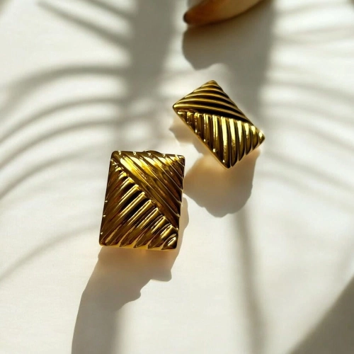 bold-lines-zlote-prostokatne-kolczyki-o-wyrazistej-fakturze-pearlippines-bizuteria-526608.jpg