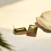 bold-lines-zlote-prostokatne-kolczyki-o-wyrazistej-fakturze-pearlippines-bizuteria-609418.jpg