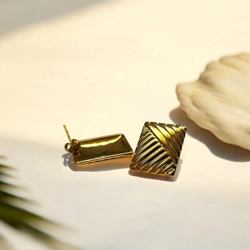 bold-lines-zlote-prostokatne-kolczyki-o-wyrazistej-fakturze-pearlippines-bizuteria-609418.jpg