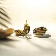 liquid-gold-zlote-kolczyki-o-plynnej-formie-harmonia-ruchu-i-elegancji-pearlippines-bizuteria-713184.jpg