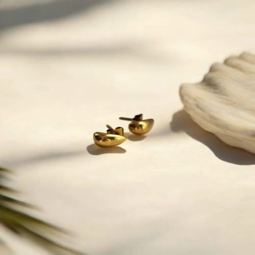 minimalist-touch-drobne-zlote-kolczyki-w-minimalistycznym-stylu-pearlippines-bizuteria-280791.jpg