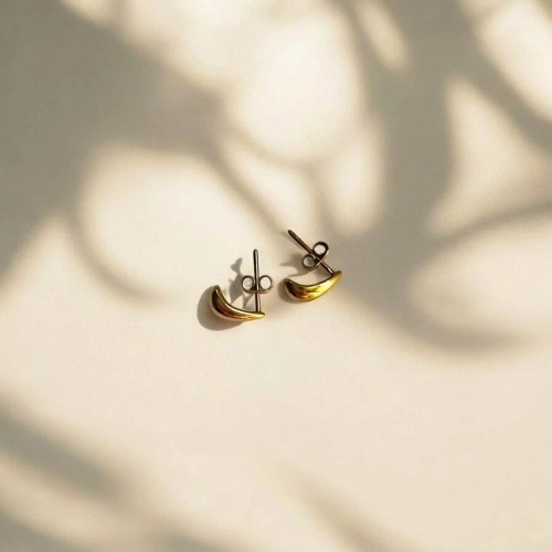 minimalist-touch-drobne-zlote-kolczyki-w-minimalistycznym-stylu-pearlippines-bizuteria-334863.jpg